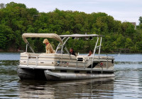 2000 Sun Tracker Party Barge with F250 Pontoon Tower