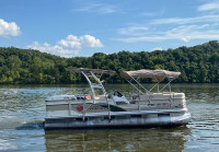 2000 Sun Tracker Party Barge wakeboard tower and bimini