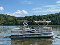 2000 Sun Tracker Party Barge wakeboard tower and bimini