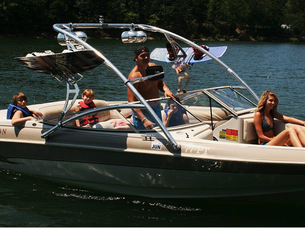 1997 Larson with an Assault Wakeboard Tower, photo 3 of 4