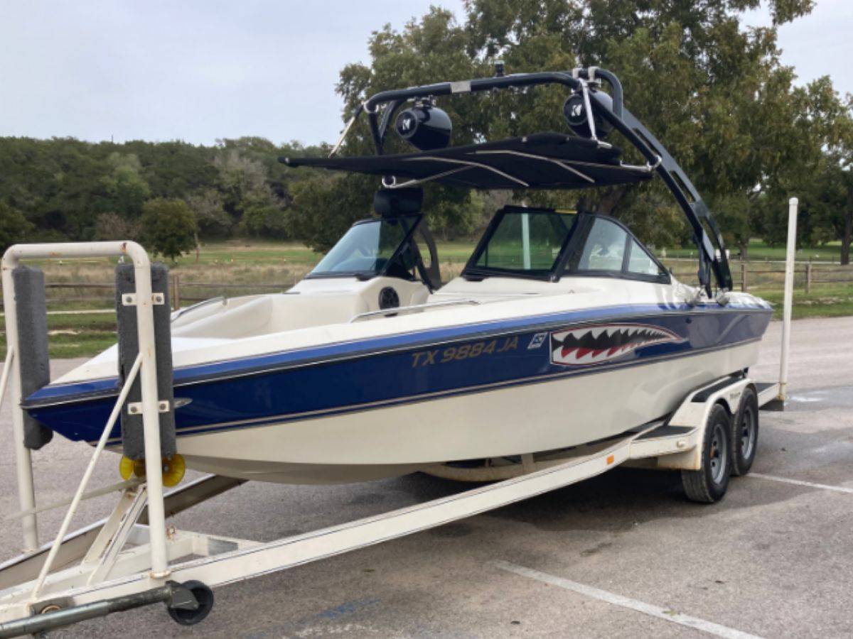 1997 Ski Centurion with a FreeRide Wakeboard Tower, photo 2 of 6