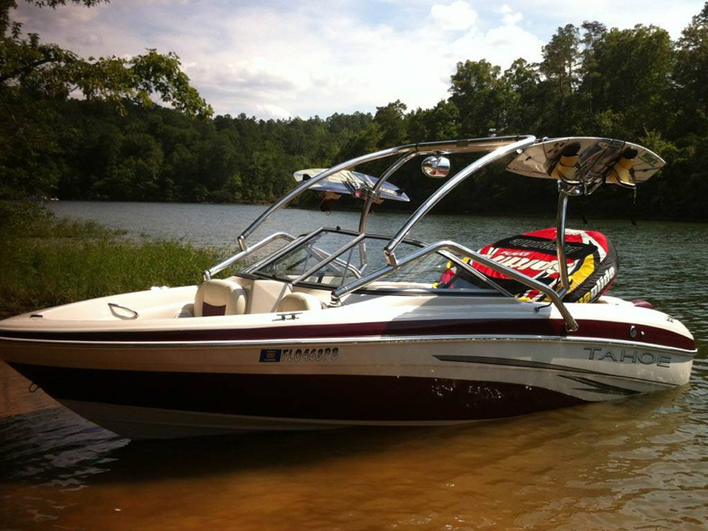 2008 Tahoe Q5i with an Airborne 2.0 Wakeboard Tower