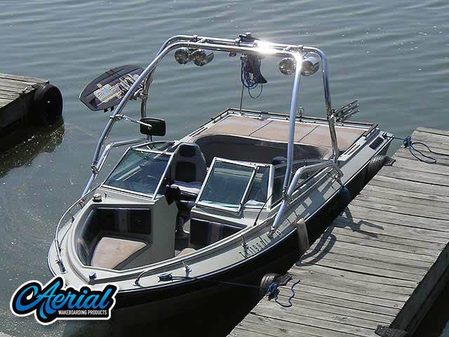 1984 Four Winns Horizon with an Airborne 2.0 Wakeboard Tower, photo 2 of 3