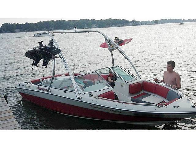 1989 Four Winns Freedom with an Ascent 2.0 Wakeboard Tower, photo 1 of 4