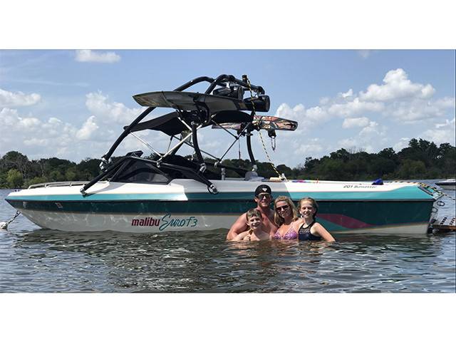 1991 Malibu Sunsetter with an Airborne 2.0 Wakeboard Tower