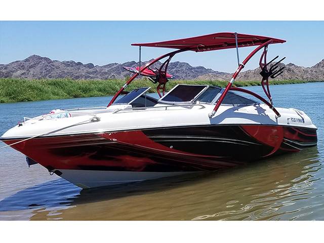 1996 Four Winns Horizon 220 with an Assault Wakeboard Tower, photo 1 of 2