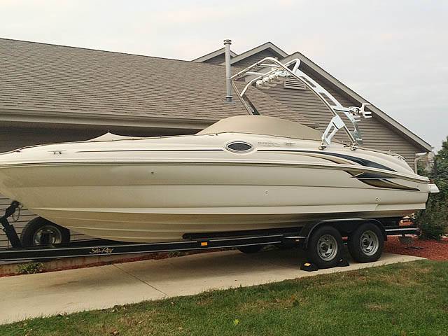 2001 Sea Ray Sundeck with a FreeRide Wakeboard Tower, photo 1 of 4