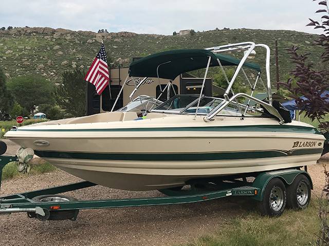 2002 Larson 210lxi with an Airborne 2.0 Wakeboard Tower