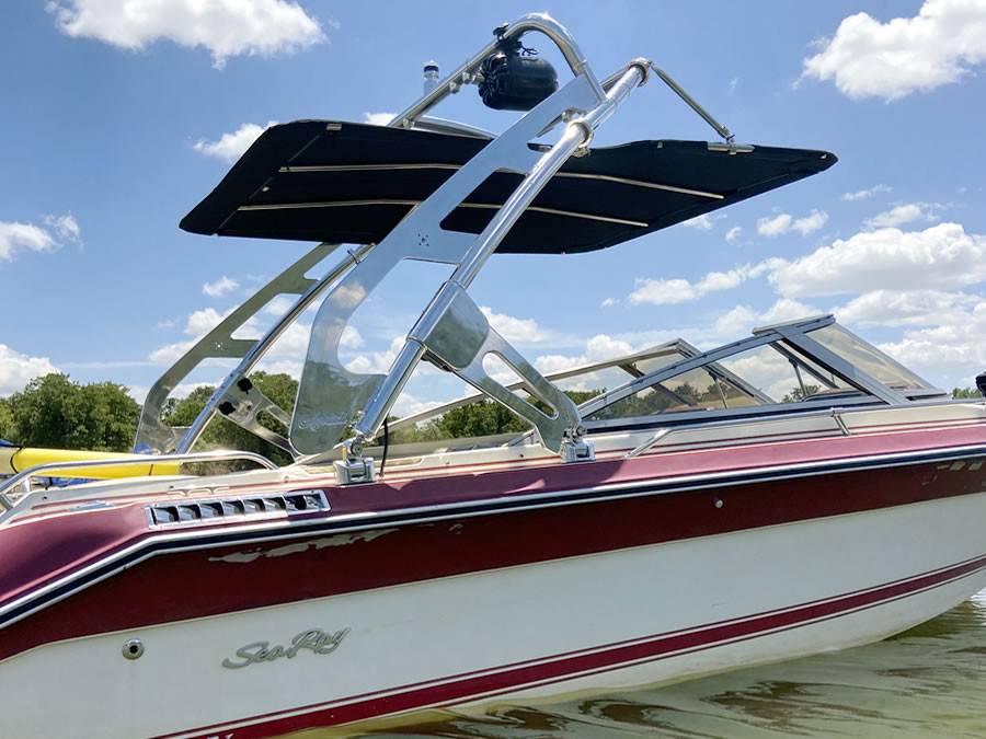 1986 Sea Ray Sorrento 21 with a FreeRide Wakeboard Tower