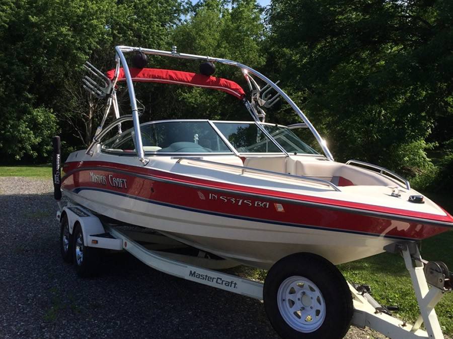 1994 MasterCraft Maristar 225 with an Assault Wakeboard Tower, photo 2 of 2