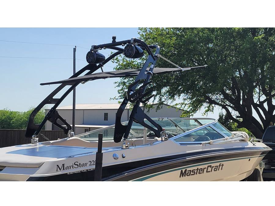 1997 MasterCraft Maristar 225 VRS with a FreeRide Wakeboard Tower, photo 1 of 2
