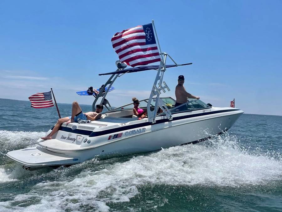 2000 Cobalt 252 with a FreeRide Wakeboard Tower, photo 2 of 3