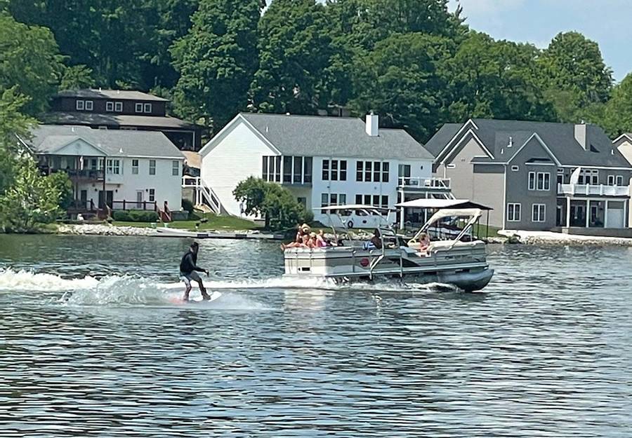 2000 SUN TRACKER Party Barge with a F250 Pontoon Tower wakeboard tower, photo 3 of 4