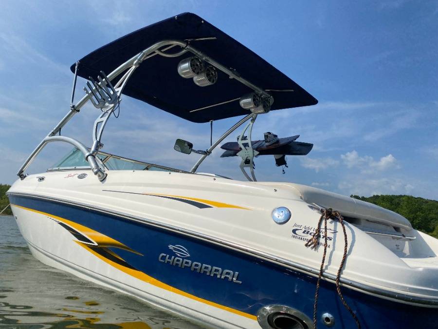 2001 Chaparral 216 SSI with an Ascent Tower wakeboard tower, photo 1 of 2