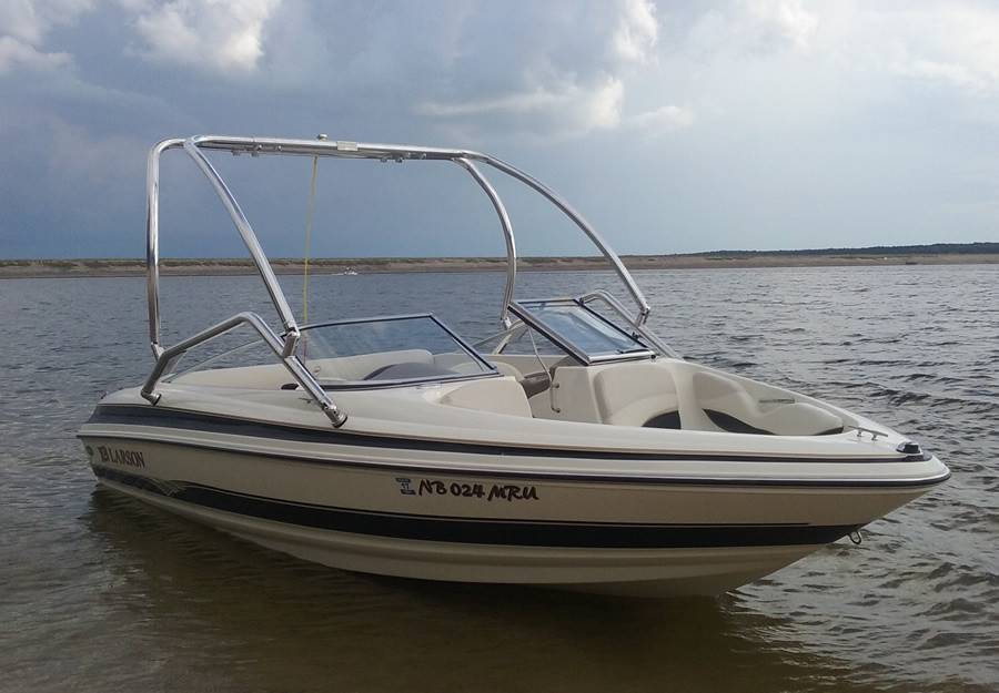 2004 Larson 190 SEi with an Airborne 2.0 Wakeboard Tower, photo 1 of 2