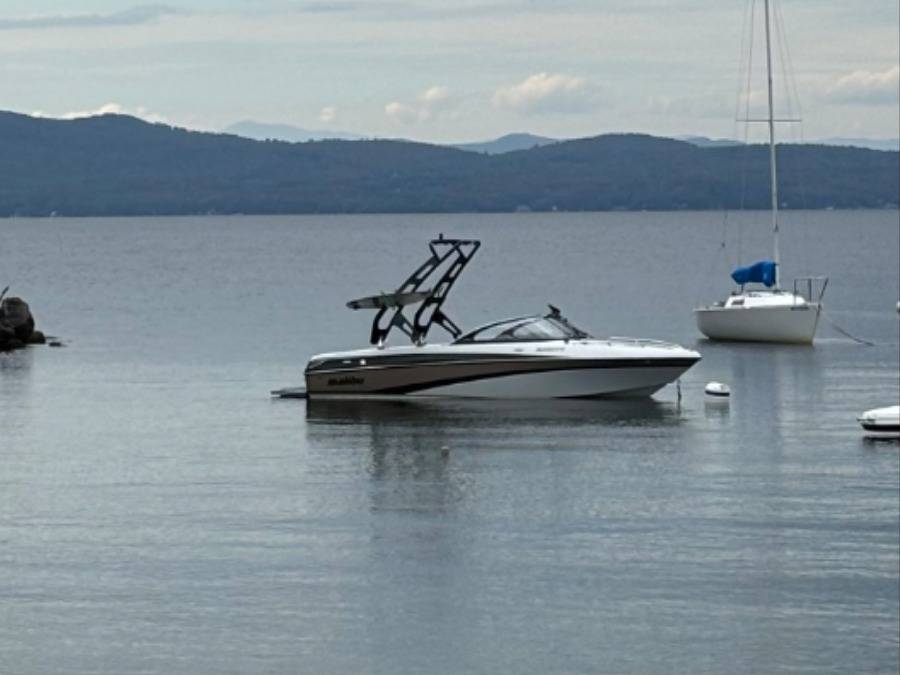 2005 Malibu Sunscape with a FreeRide Wakeboard Tower, photo 1 of 2
