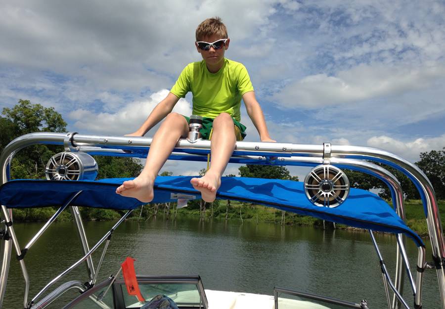 2010 Chaparral 224 Sunesta with an Airborne 2.0 Wakeboard Tower, photo 2 of 3