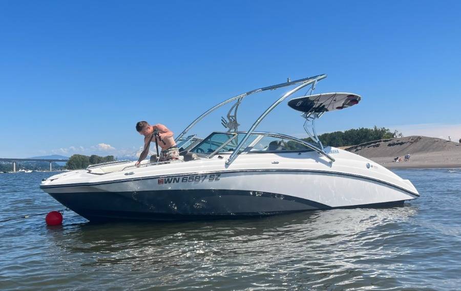 2016 Yamaha 212SS with an Assault Wakeboard Tower, photo 1 of 4