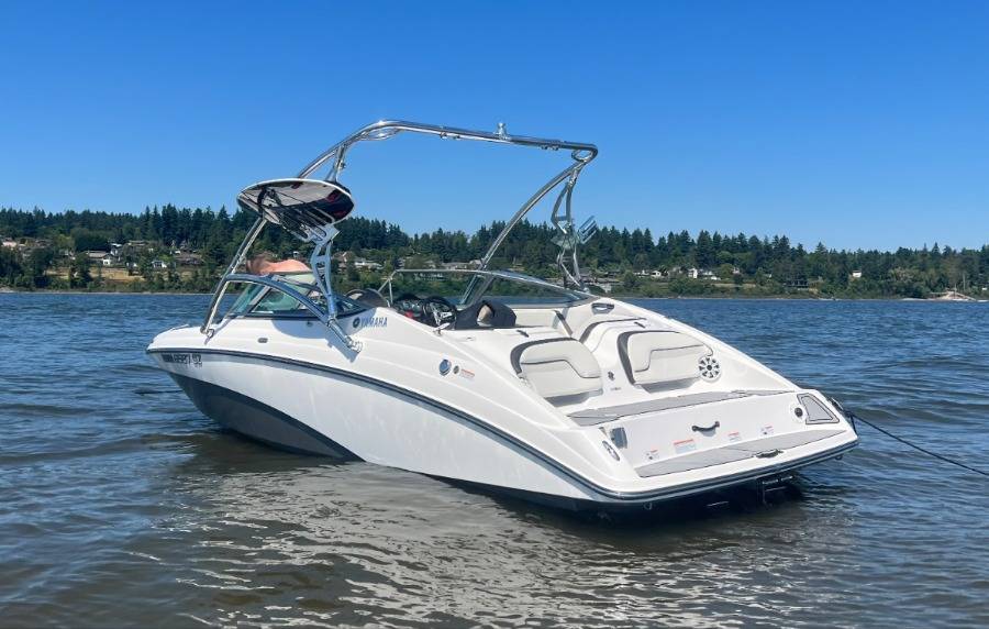 2016 Yamaha 212SS with an Assault Wakeboard Tower, photo 3 of 4