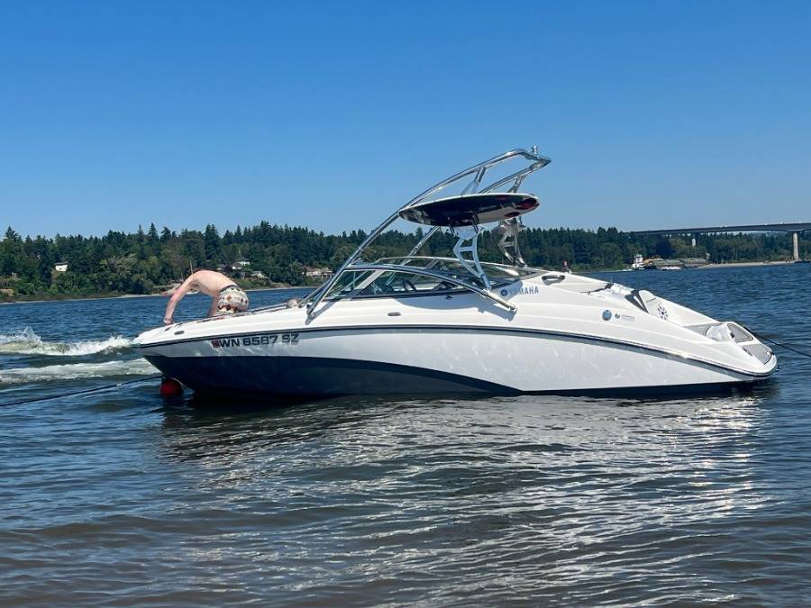 2016 Yamaha 212SS with an Assault Wakeboard Tower, photo 2 of 4